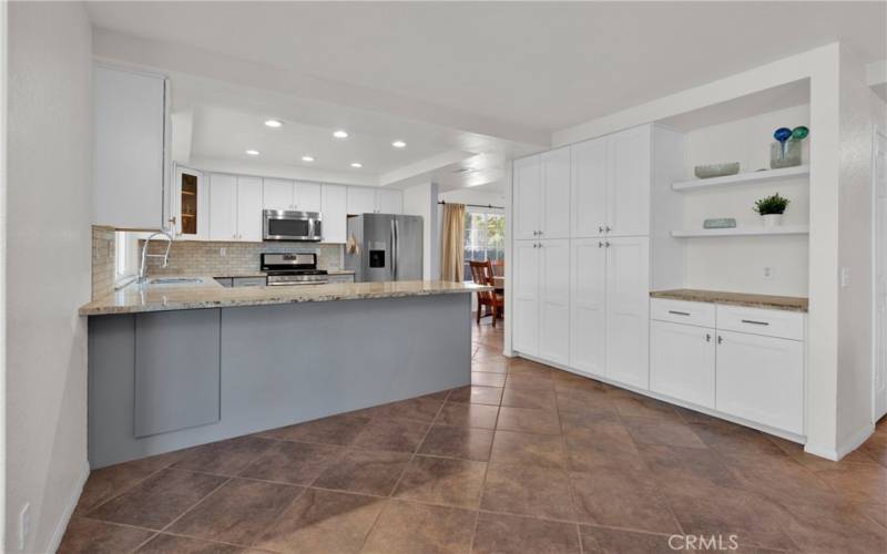 WIDE KITCHEN ISLAND