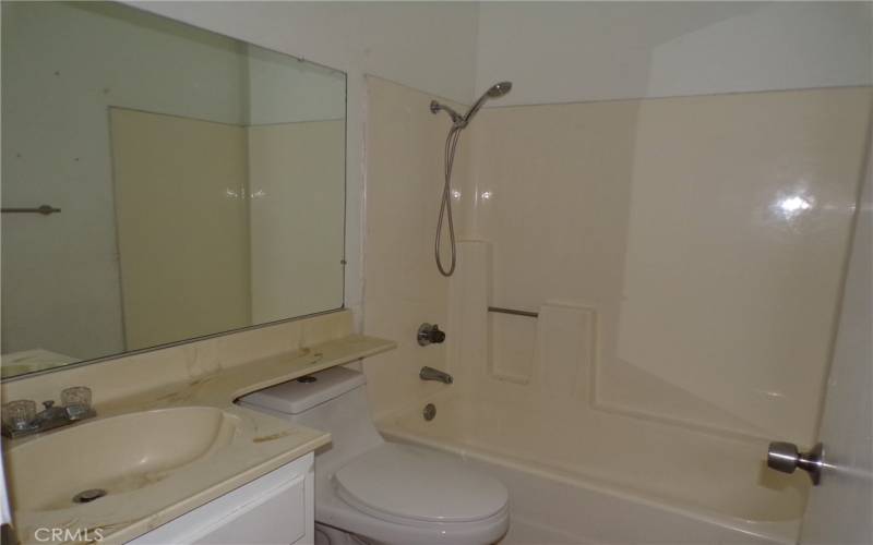 Hall bathroom with shower/tub