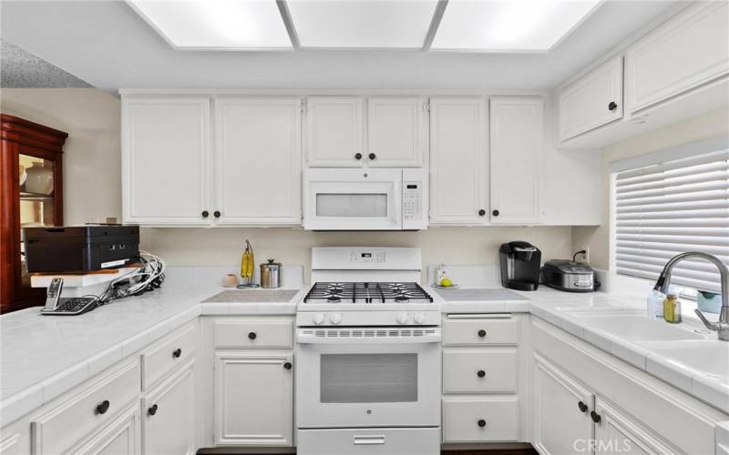 Squeaky clean kitchen with new appliances!
