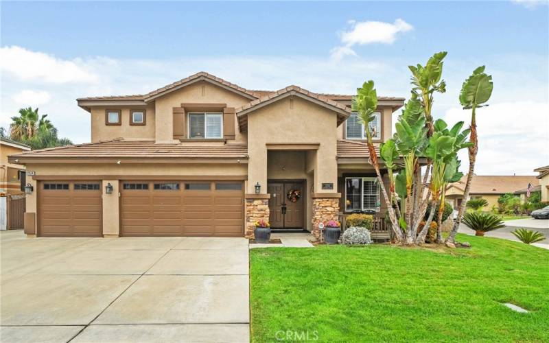 Located in beautiful Eastvale near shops, schools, restaurants and parks!