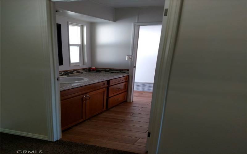 2nd bathroom with shower/tub