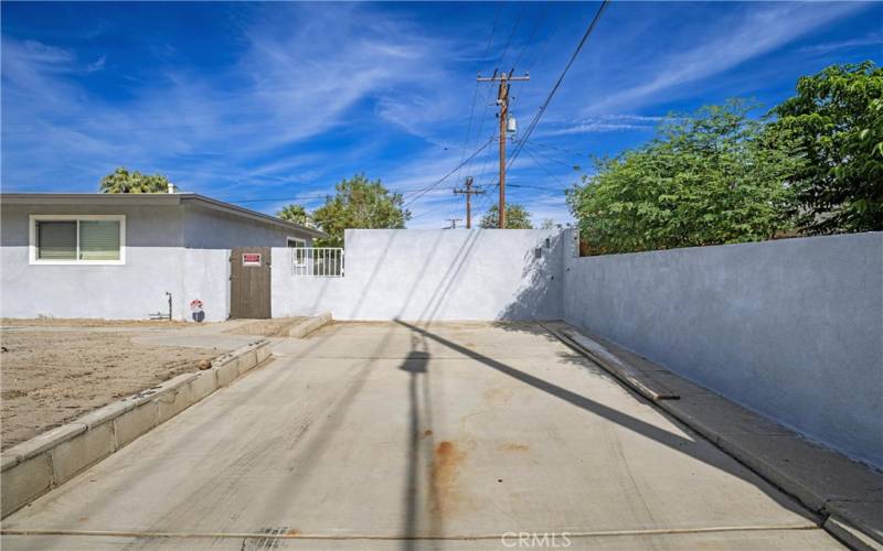 Driveway and possible side yard access