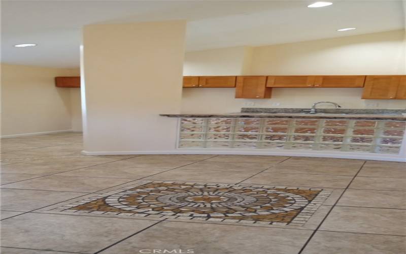 Living room with acces to the kitchen separated by a counter top