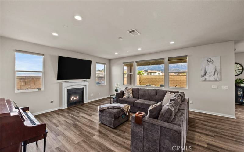 gorgeous mountain views from this family room/Great room.