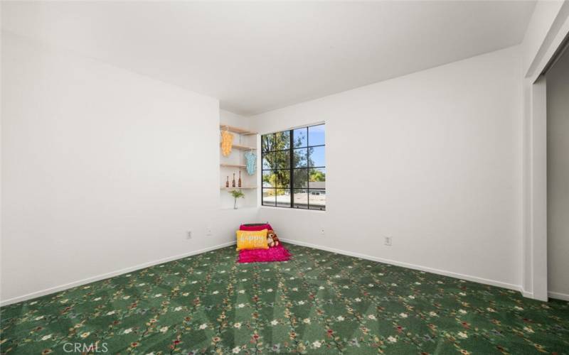 Guest room with spacious closet