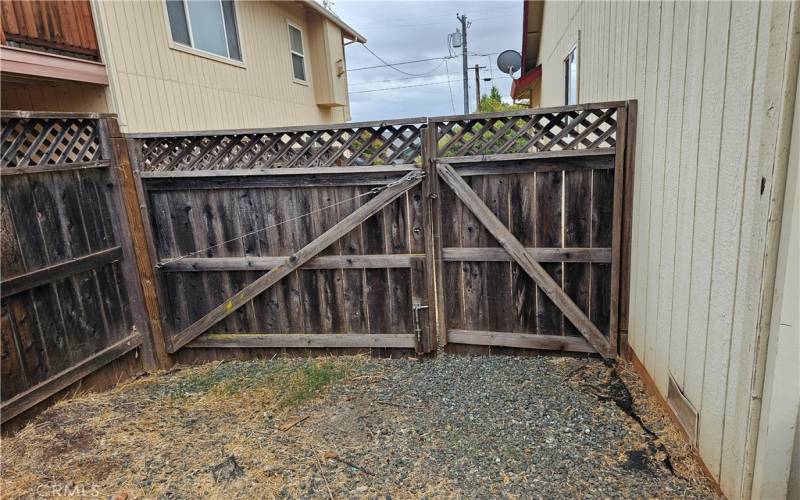 large side gate