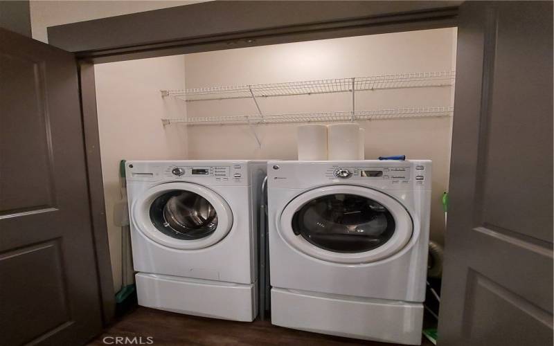 Yes, the washer and dryer are included!
