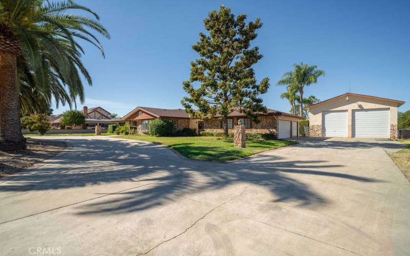 Custom Built, Single Story, 4 Bedroom, 2.5 Bath, Pool Home, 2,860 Sq Ft, 1.04 Acres, 8 Car Garage, located in the Valle Vista area of East Hemet