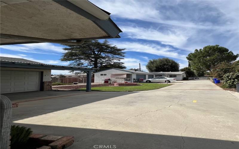 Ample Parking - Long Driveway