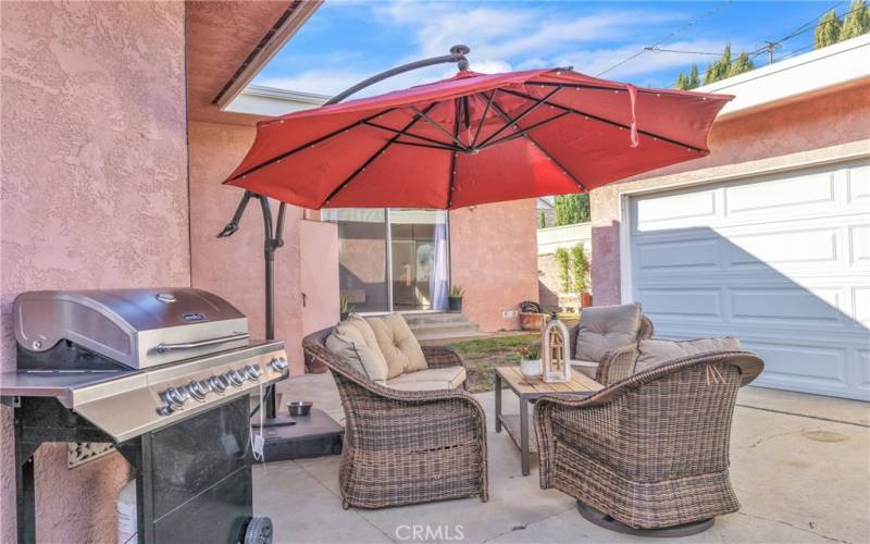 Entertaining yard/driveway space