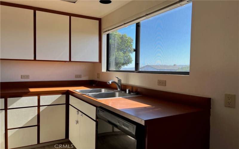 KITCHEN TOWARDS SINK