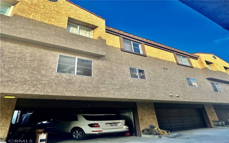 Double car garage, tri level condo