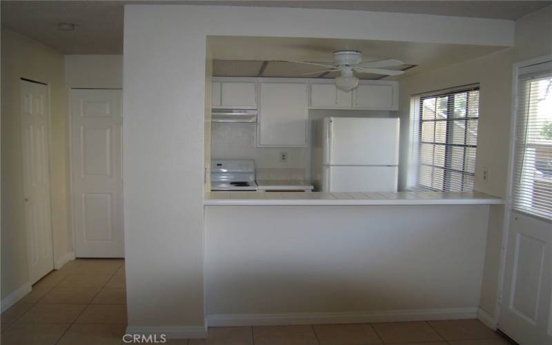 Kitchen w/Breakfast bar/dining area