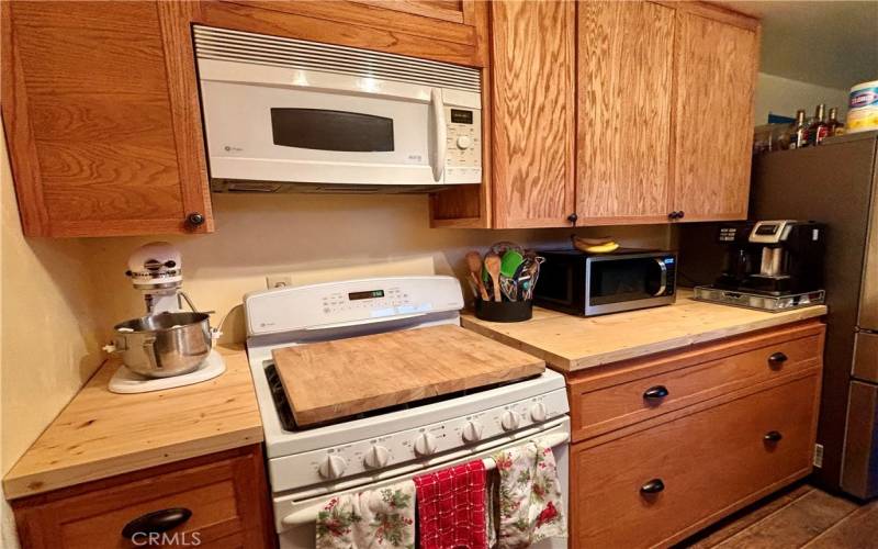 Gas stove and built-in microwave