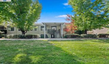 2741 Golden Rain Rd 8, Walnut Creek, California 94595, 2 Bedrooms Bedrooms, ,2 BathroomsBathrooms,Residential,Buy,2741 Golden Rain Rd 8,41078165