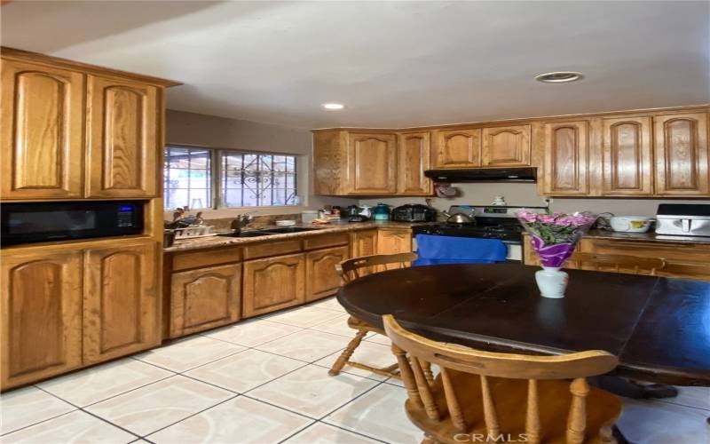 Kitchen/Oak cabinetry