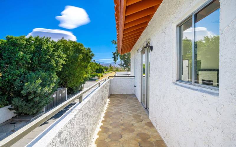 Balcony off kitchen/ dining