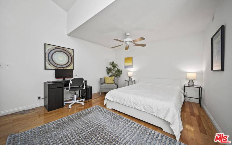 2nd bedroom with high ceiling