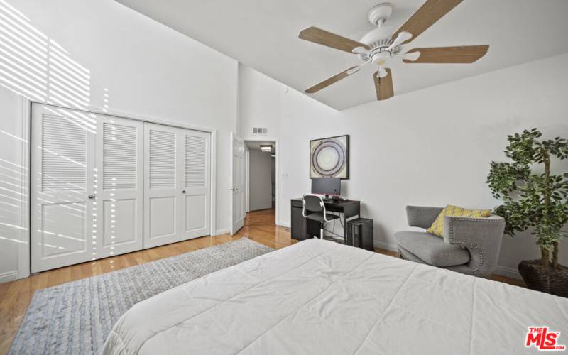 2nd bedroom with high ceiling