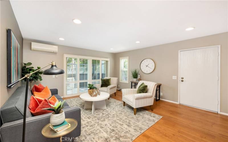 There are newer windows and plantation shutters. Notice the dual zone heater

and air conditioner in the left corner. Can lighting is used throughout the

house.