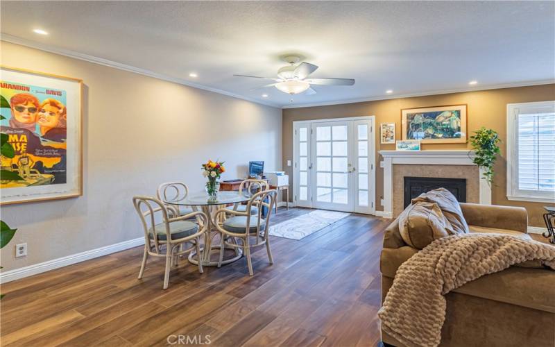 Eating area / fireplace is wood burning and gas