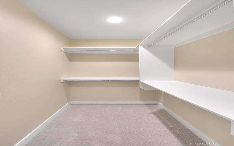 Master Bed Walk-in-Closet