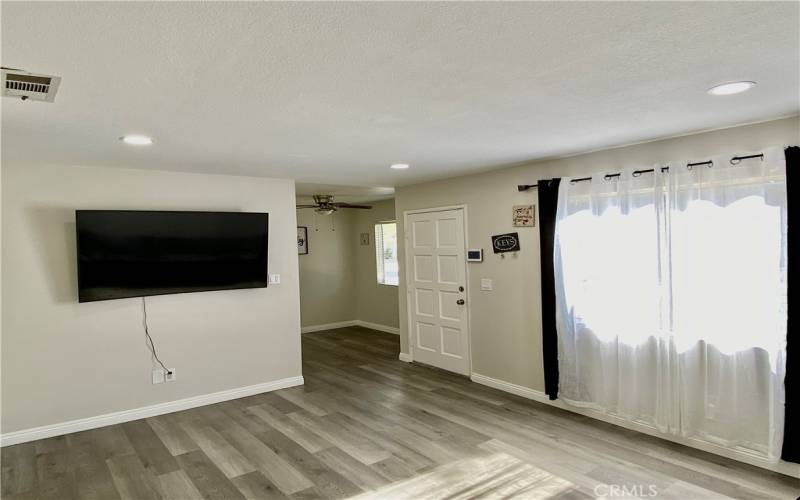 Livingroom, newer flooring, recess lights