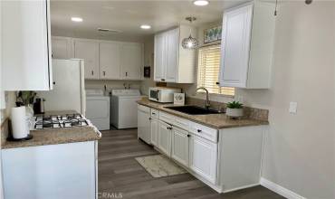 Kitchen, Granite countertops, newer flooring, recess lights