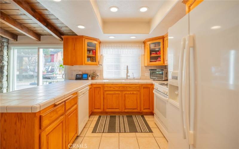 ADDITIONAL VIEW OF THE KITCHEN AND APPLIANCES.