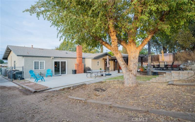 BACK YARD VIEW OF PATIO AREA