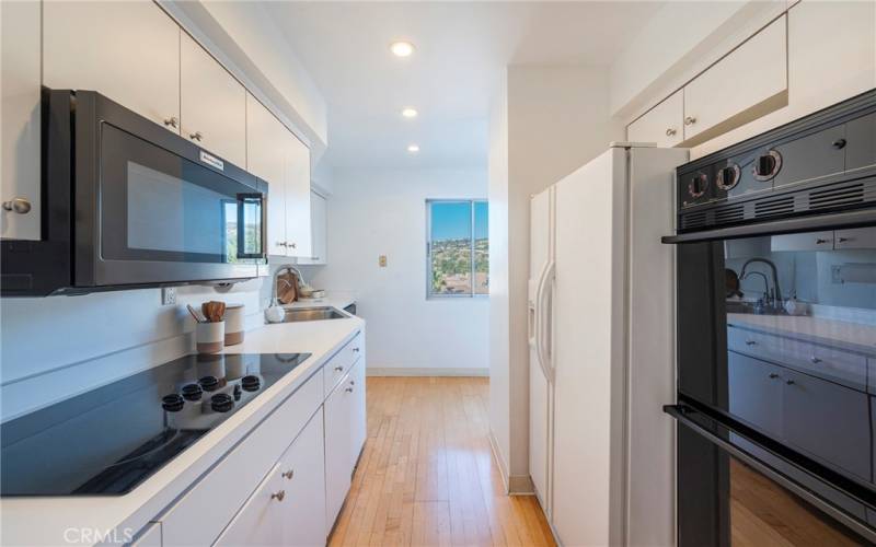 Electric cooktop and double ovens.