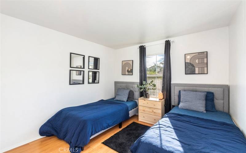 This bright and inviting bedroom is filled with natural light, creating a cozy and cheerful atmosphere.