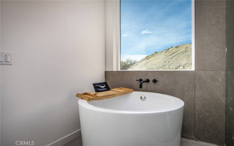 SOAKING TUB WITH WINDOW VIEWS!