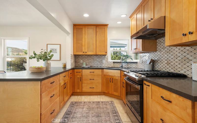 Open floor plan between dining room and kitchen