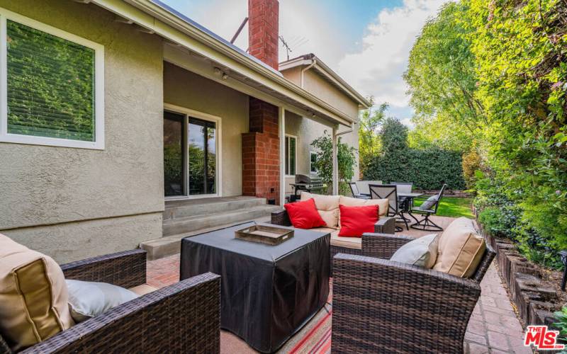 Outdoor Sitting area with Fire Pit