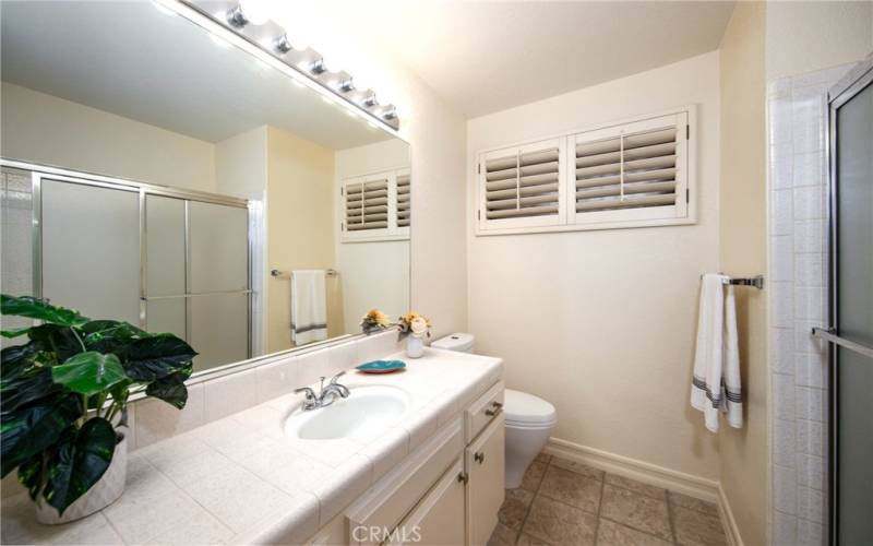 HALL BATHROOM WITH TUB/SHOWER