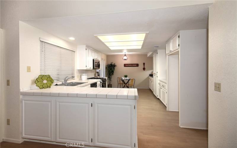 SPACIOUS KITCHEN WITH A WEALTH OF CABINETS