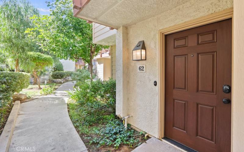 Easy walkway access to the front door.