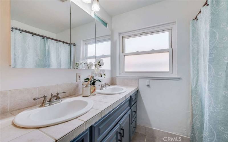 Gleaming, Updated, Duel Vanity Full Bathroom with Shower/Jacuzzi Tub Combo