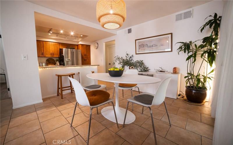 Spacious Dining and Breakfast Bar