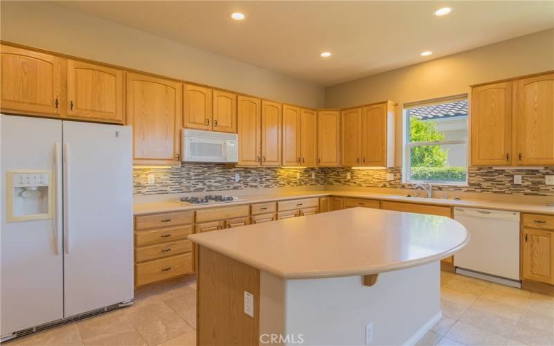 Kitchen with island/breakfast bar.