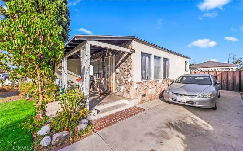 HOUSE ENTRY AND DRIVEWAY