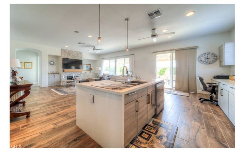 Beautiful Upgraded Kitchen