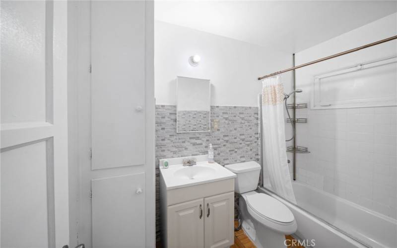 SECOND UNIT BATHROOM