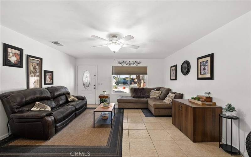 Livingroom with tile flooring and ceiling fan.