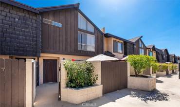 5461 Newcastle Avenue 8, Encino, California 91316, 2 Bedrooms Bedrooms, ,2 BathroomsBathrooms,Residential,Buy,5461 Newcastle Avenue 8,SR24230058