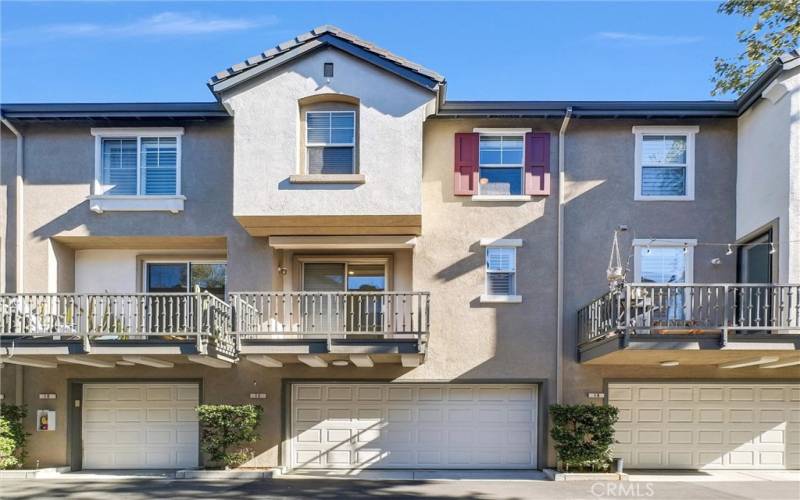 Townhouse with direct access 2 car garage