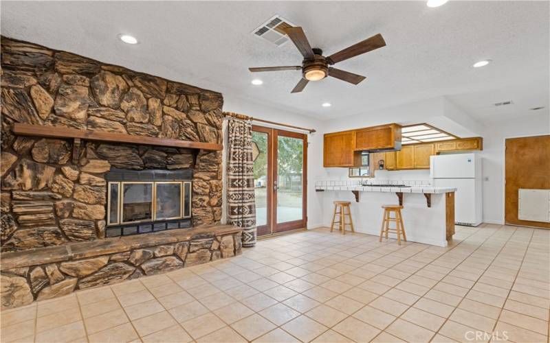 Fireplace / Dining Room, Breakfast Bar