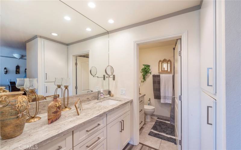 Vanity area to the bath