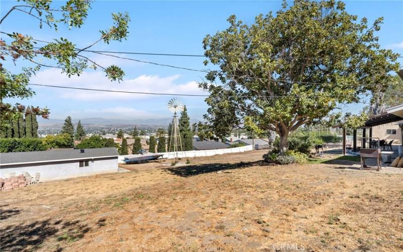 SW back yard w/ view of mountains